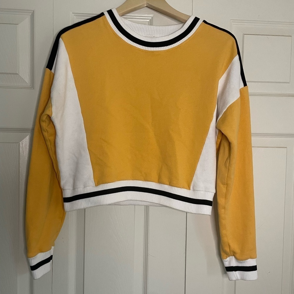 Hollister Retro Varsity Cropped Crewneck -‎ Yellow & Black